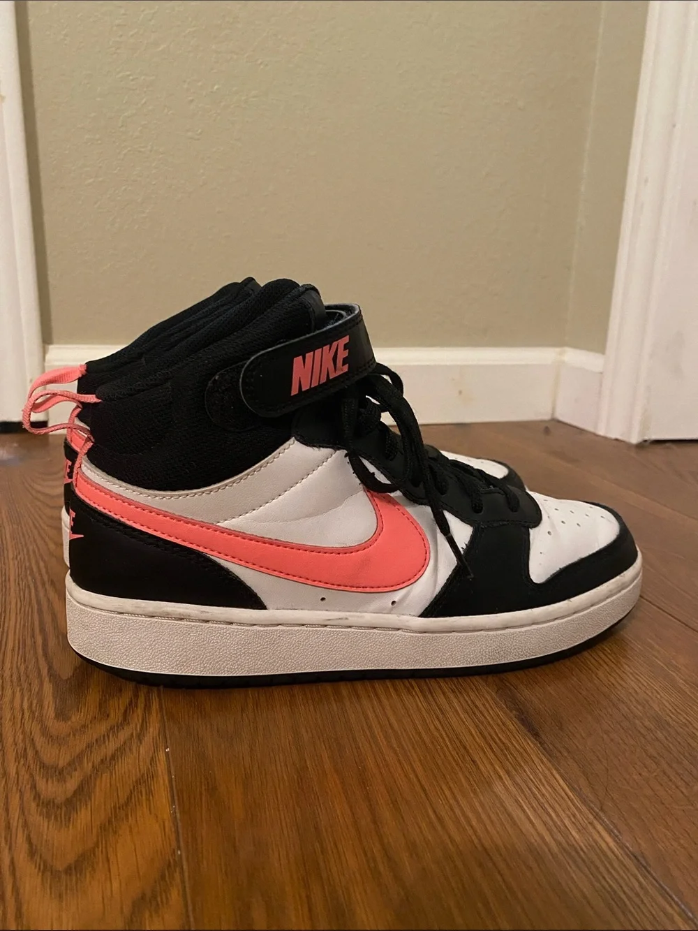 Nike Big Kids High-Top Court BOROUGH MID 2 Sneakers in Black, White & Pink